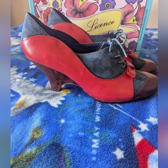 Poetic License Heels - Picture 2 of 10